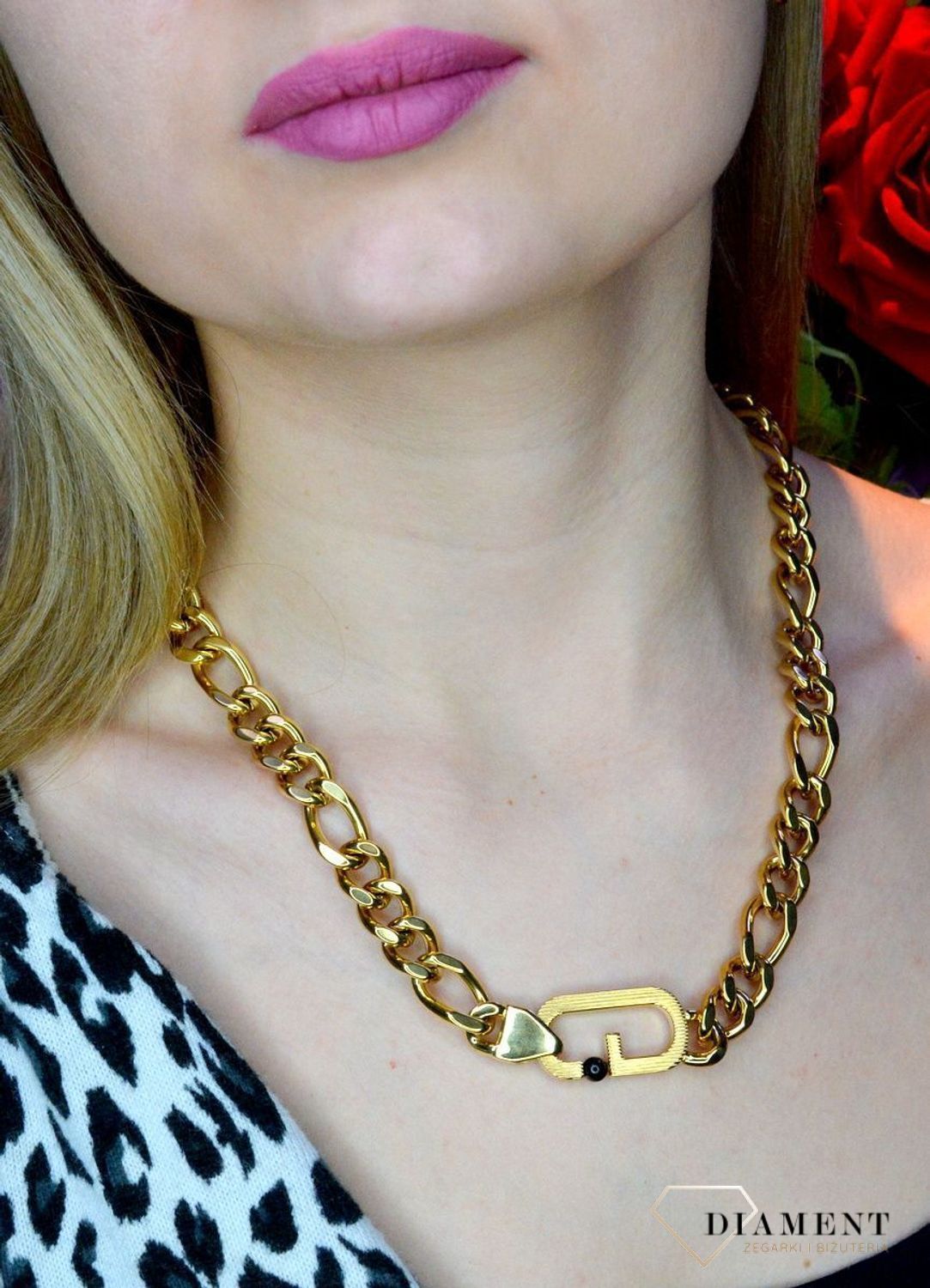 Naszyjnik męski, stal GUESS w kolorze złotym JUMN02126JWYGT. Naszyjnik męski GUESS w kolorze złotym. Naszyjnik w formie złotej pancerki z logiem GUESS. Świetnie się sprawdzi jako dodatek do stylizacji..jpg