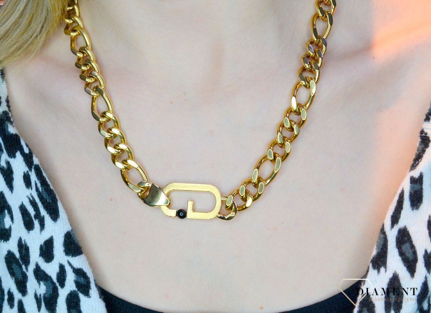 Naszyjnik męski, stal GUESS w kolorze złotym JUMN02126JWYGT. Naszyjnik męski GUESS w kolorze złotym. Naszyjnik w formie złotej pancerki z logiem GUESS. Świetnie się sprawdzi jako dodatek do stylizacji..jpg