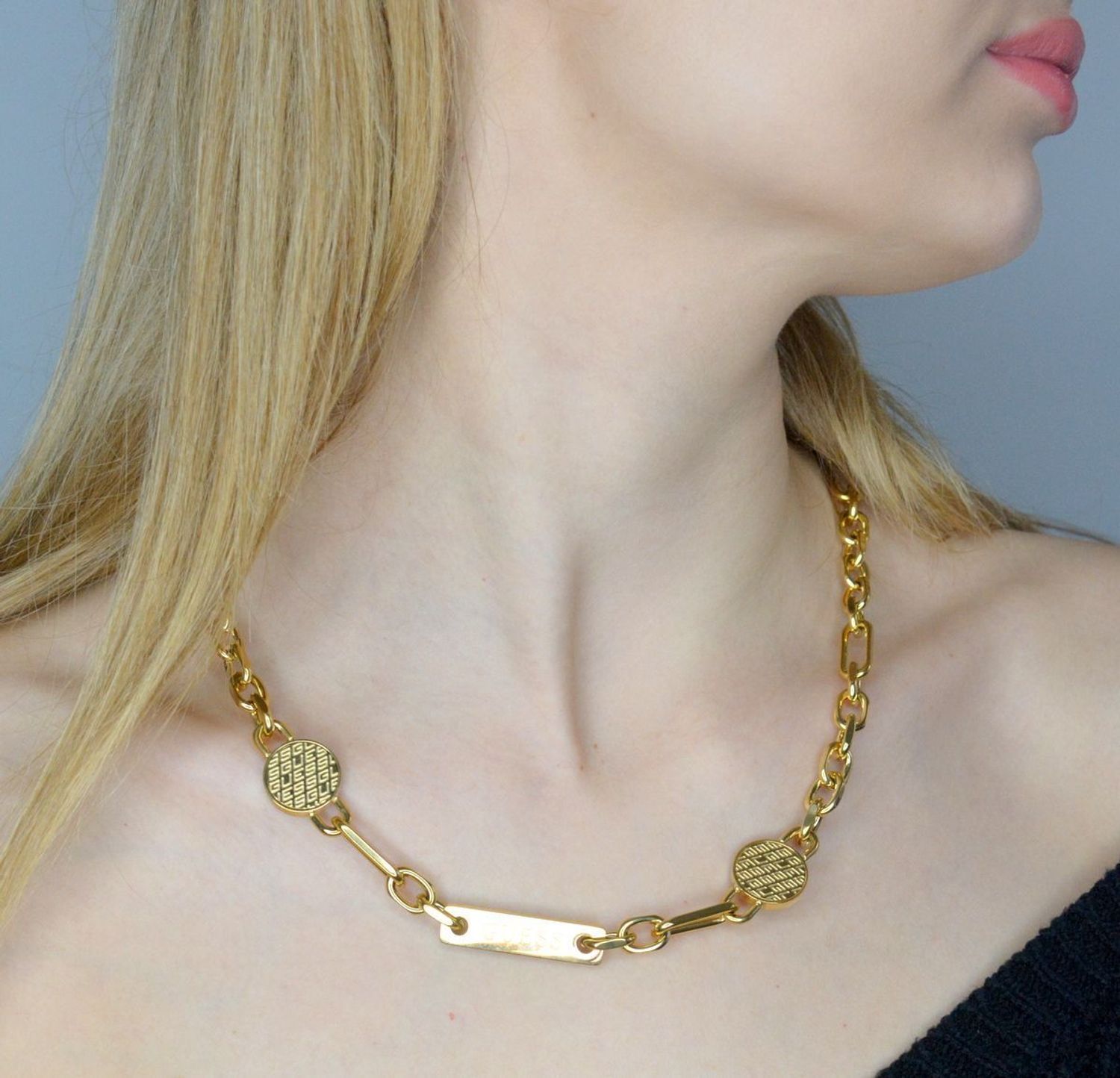 JUMN03227JWYGT-U złoty łańcuch guess.webp