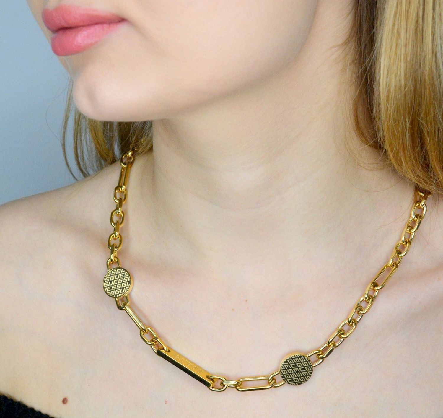 JUMN03227JWYGT-U złoty łańcuch guess.webp