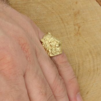 Sygnet męski GUESS z głową lwa – złoty platerowany pierścień rozmiar 20.jpg