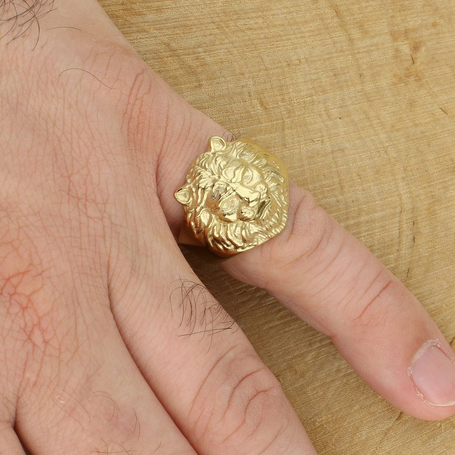 Sygnet męski GUESS z głową lwa – złoty platerowany pierścień rozmiar 20 guess.jpg