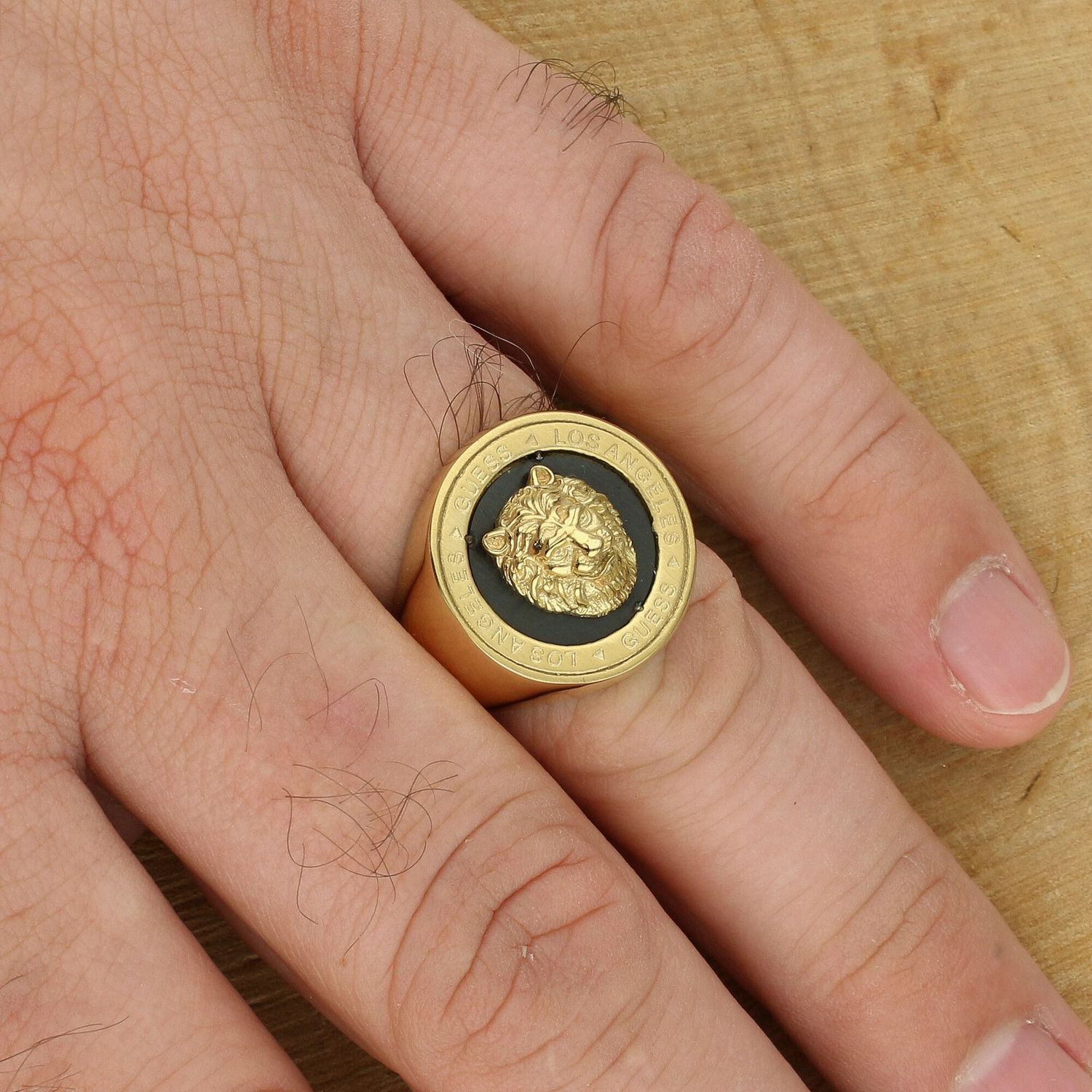 GUESS Unisex Sygnet Złoty z Głową Lwa – Stal 316L, Czarna Emalia, Rozmiar 22 (2).jpg