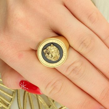 GUESS Unisex Sygnet Złoty z Głową Lwa – Stal 316L, Czarna Emalia, Rozmiar 22 (3).jpg