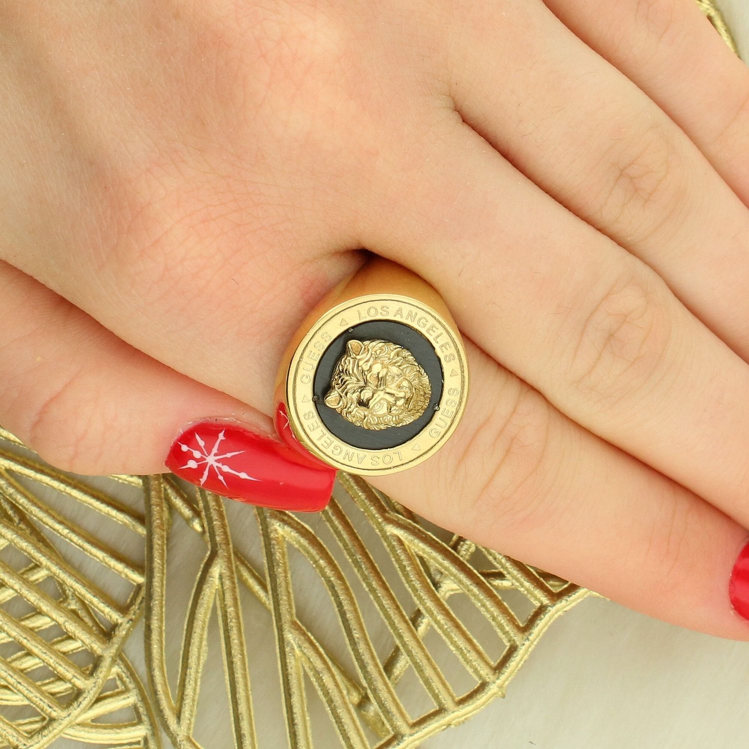 GUESS Unisex Sygnet Złoty z Głową Lwa Stal 316L - Emaliowana Tarcza.jpg