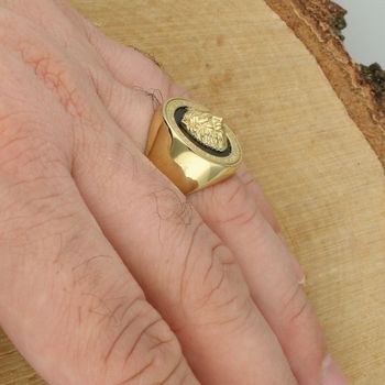 GUESS Unisex Sygnet Złoty z Głową Lwa Stal 316L - Emaliowana Tarcza lew gold.jpg