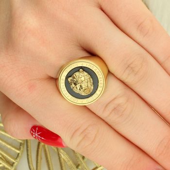 GUESS Unisex Sygnet Złoty z Głową Lwa Stal 316L - Emaliowana Tarcza lew.jpg