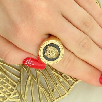 GUESS Unisex Sygnet Złoty z Głową Lwa Stal 316L - Emaliowana Tarcza sygnet.jpg