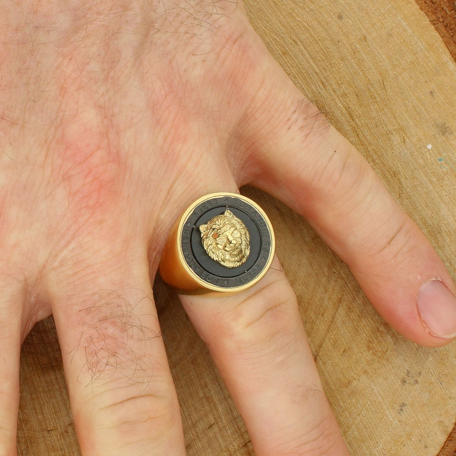 Sygnet Pierścionek Męski Guess JUMR01315JWYGYB – Sygnet ze Stali Szlachetnej z Logo Lwa.jpg