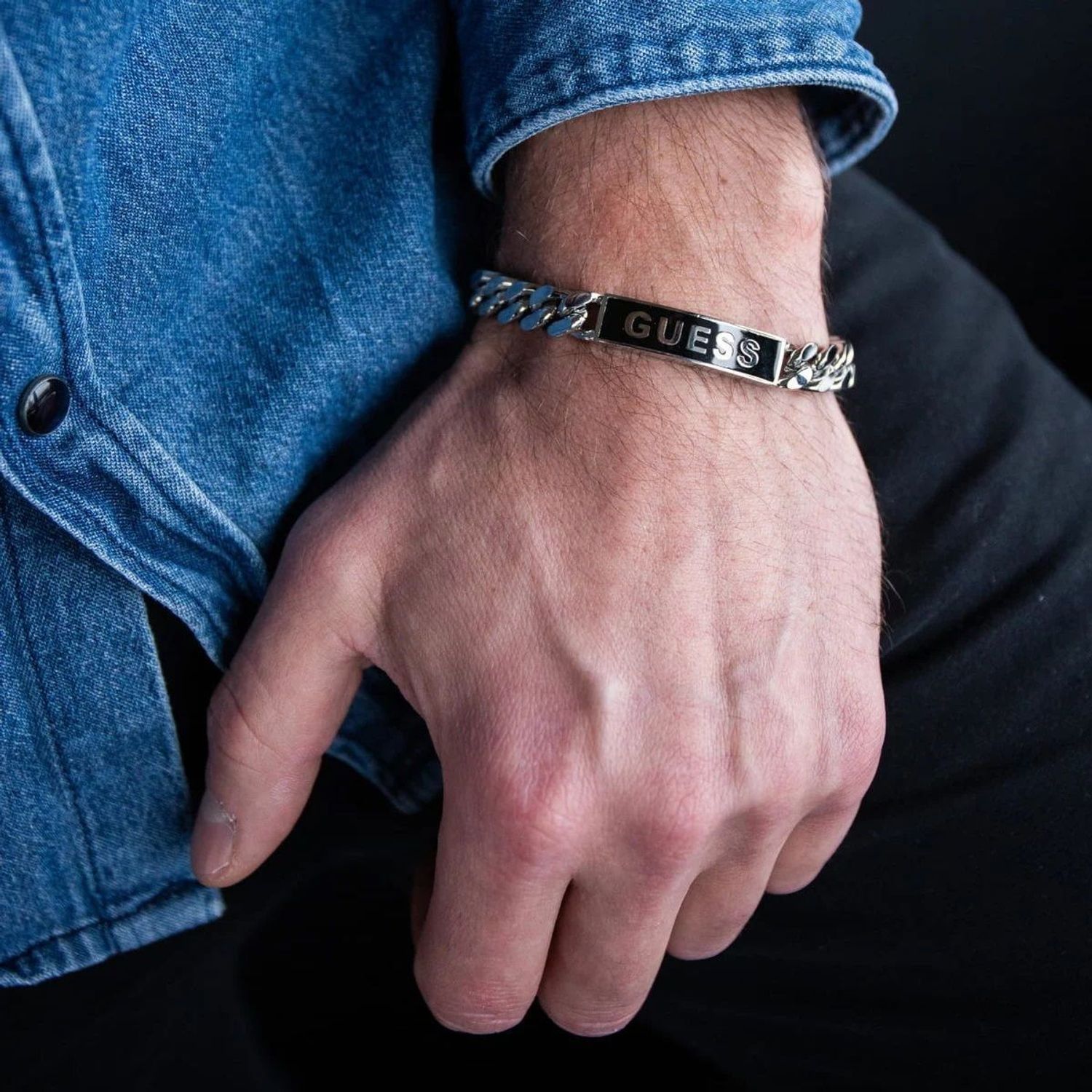 Bransoletka męska GUESS stalowa pancerka blaszka logo Guess JUXB03002JWSTBKL (1).jpg