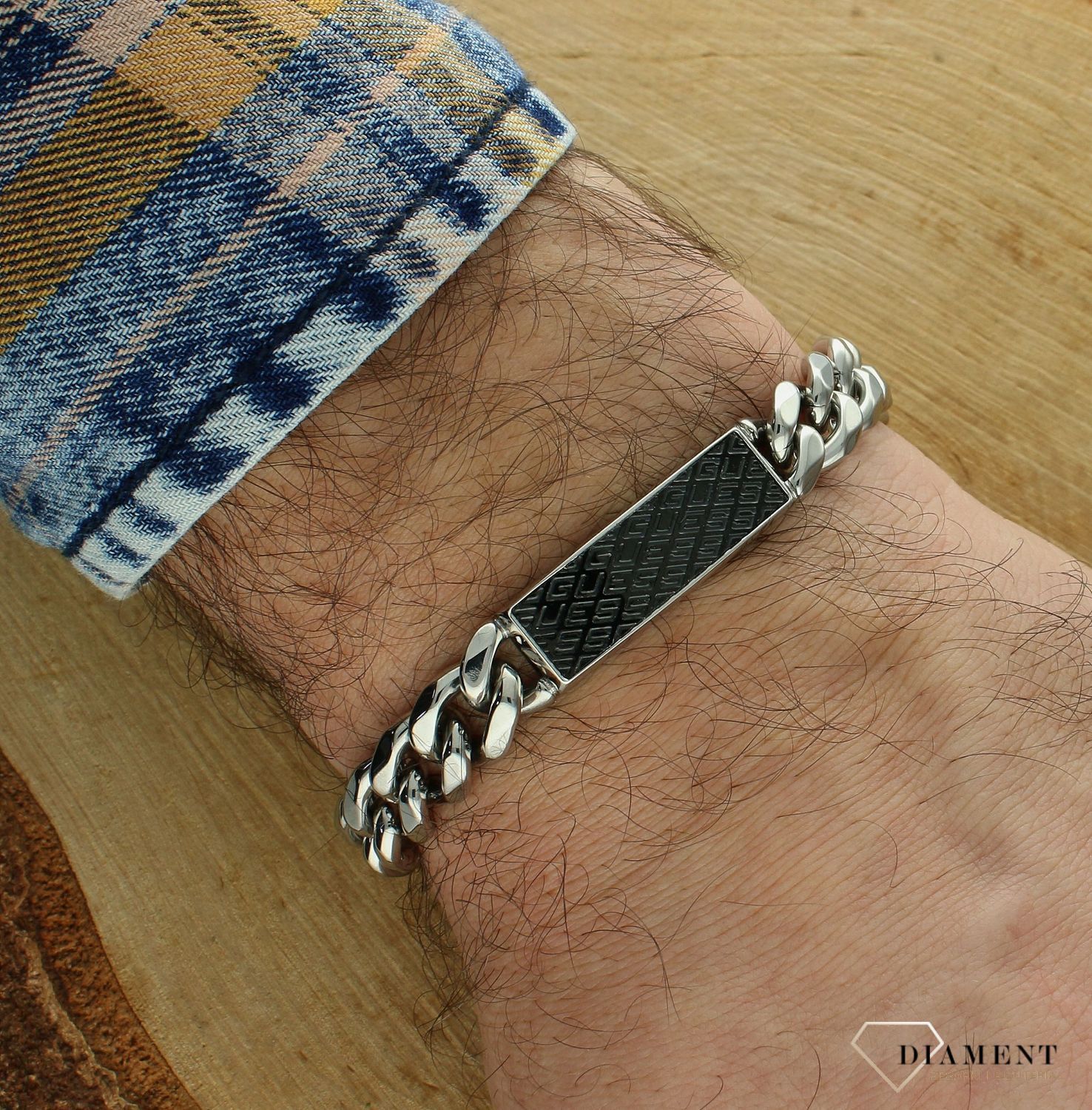 Bransoletka męska GUESS stalowa pancerka blaszka logo Guess JUXB03224JWSTBKS. Bransoletka męska stalowa Guess. Męska pancerka Guess. Męska bransoletka pancerka Guess. Męska bransoletka z blaszką Guess. Bransoletka Guess na prezent dla mężczyzny.jpg