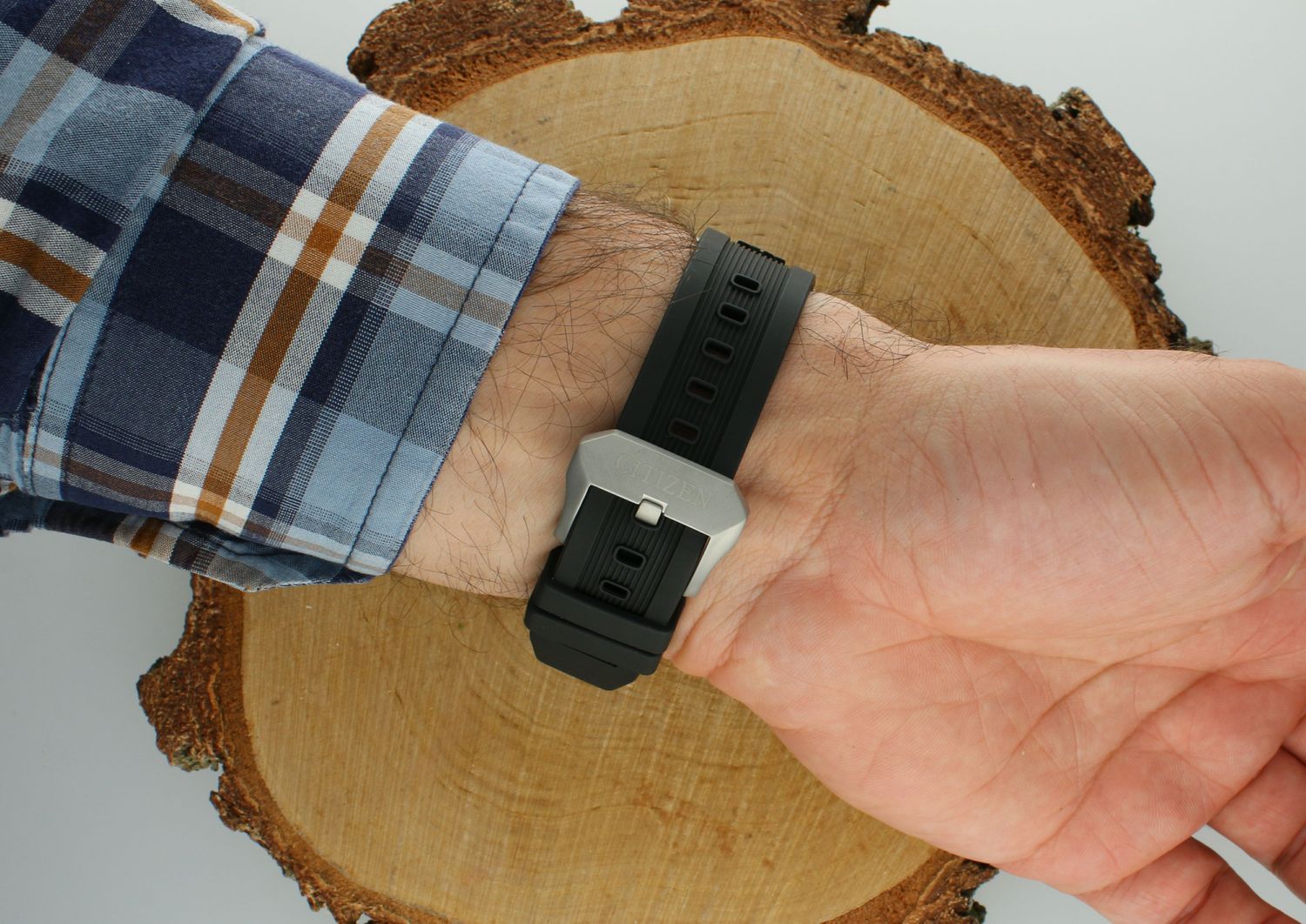 Zegarek męski CITIZEN Promaster Land JV1007-07E Profesjonalny zegarek stworzony z myślą o lądzie, morzu i niebie, oferując niezrównaną precyzję i wytrzymałość. Nie wymaga wymiany baterii dzięki systemowi Eco-drive11.webp