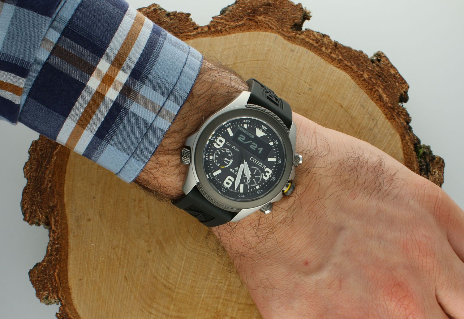 Zegarek męski CITIZEN Promaster Land JV1007-07E Profesjonalny zegarek stworzony z myślą o lądzie, morzu i niebie, oferując niezrównaną precyzję i wytrzymałość. Nie wymaga wymiany baterii dzięki systemowi Eco-drive11.webp