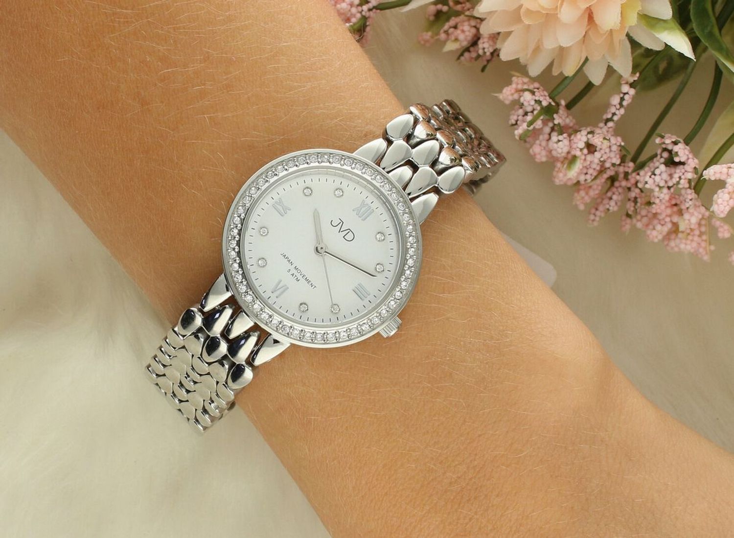 Zegarek damski JVD JZ208.3 z kopertą 29 mm, stalową bransoletą, tarczą z cyframi rzymskimi, mechanizmem Miyota i szkłem mineralnym. Wodoszczelność 5 ATM. Elegancja na co dzień.1.jpg