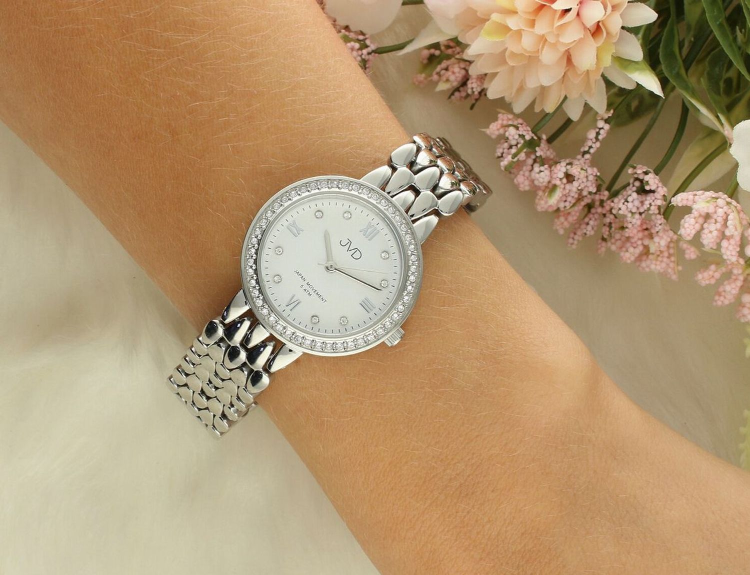 Zegarek damski JVD JZ208.3 z kopertą 29 mm, stalową bransoletą, tarczą z cyframi rzymskimi, mechanizmem Miyota i szkłem mineralnym. Wodoszczelność 5 ATM. Elegancja na co dzień.1.jpg