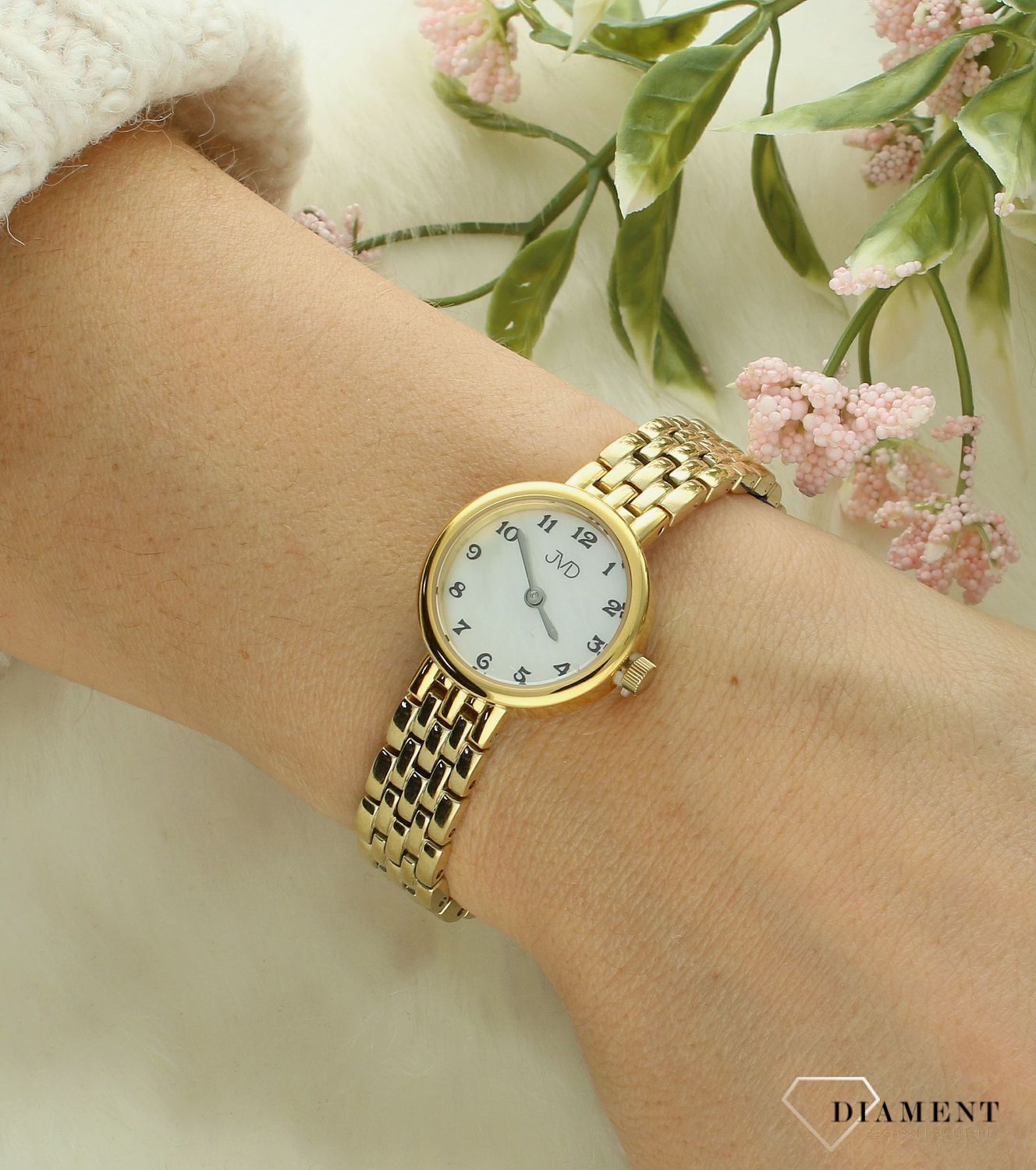 Zegarek damski na bransolecie JVD JZ210.2  posiada mechanizm japoński Miyota, zasilany za pomocą baterii. Elegancka tarcza zegarka ze srebrnymi indeksami zapewnia przejrzysty i nowoczesny wygląd. Wskazówki w tym modelu s.jpg