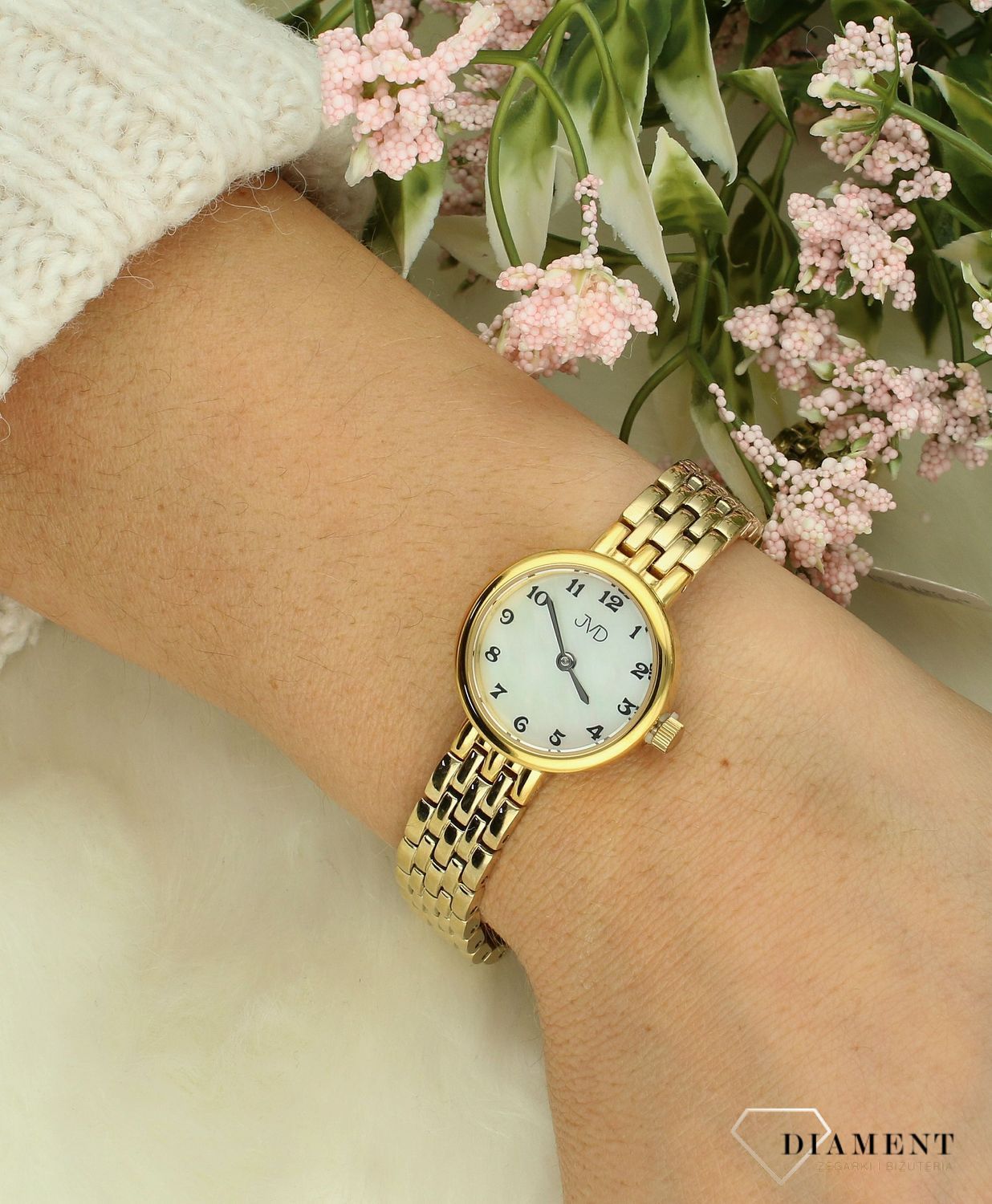 Zegarek damski na bransolecie JVD JZ210.2  posiada mechanizm japoński Miyota, zasilany za pomocą baterii. Elegancka tarcza zegarka ze srebrnymi indeksami zapewnia przejrzysty i nowoczesny wygląd. Wskazówki w tym modelu s.jpg