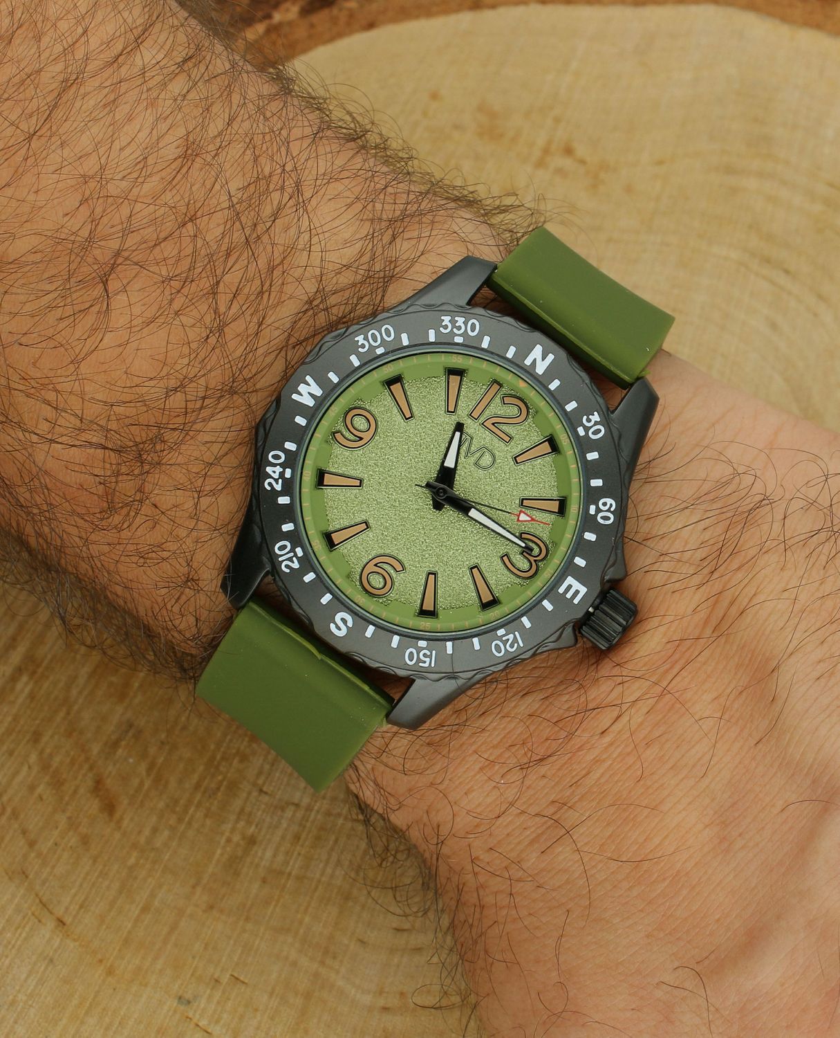 Zegarek młodzieżowy JVD JZ8004.1,  posiada mechanizm japoński Miyota, zasilany za pomocą baterii. Zielona tarcza zegarka z białymi cyframi, zapewnia przejrzysty i nowoczesny wygląd. Wskazówki w tym modelu są koloru czarn.jpg