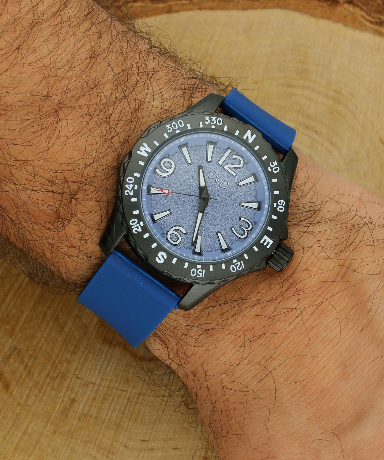 Zegarek młodzieżowy JVD JZ8004.2. posiada mechanizm japoński Miyota, zasilany za pomocą baterii. Niebieska tarcza zegarka z białymi cyframi, zapewnia przejrzysty i nowoczesny wygląd. Wskazówki w tym modelu.jpg