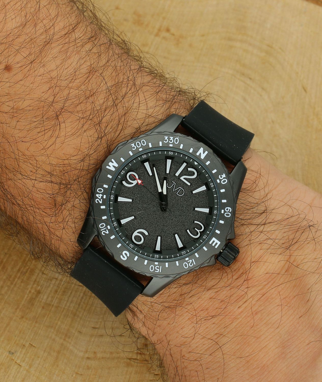 Zegarek młodzieżowy JVD JZ8004.3, posiada mechanizm japoński Miyota, zasilany za pomocą baterii. Czarna tarcza zegarka z białymi cyframi. Wskazówki w tym modelu są koloru czarnego, pokryte warstwą luminescencyjną,.jpg