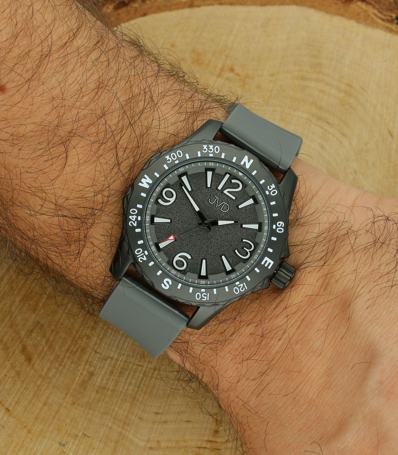 Zegarek męski JVD JZ8004.5. egarek młodzieżowy na pasku gumowym JVD JZ8004.5, posiada mechanizm japoński Miyota, zasilany za pomocą baterii. Szara tarcza zegarka z białymi cyframi. Wskazówki w tym modelu są koloru czarne.jpg