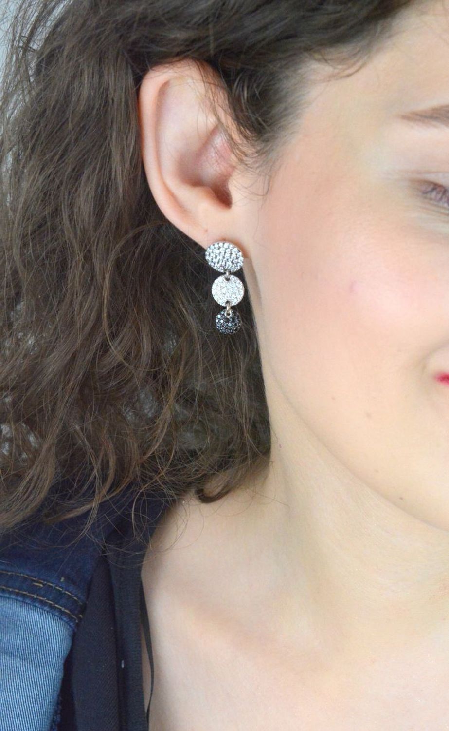 Odkryj kolczyki damskie wiszące ze srebra próby 925 z trzema cyrkoniowymi elementami. Model KBY1160125 – elegancja, blask i jakość w jednym. Idealne na prezent lub wyjątkowe okazje.1.jpg