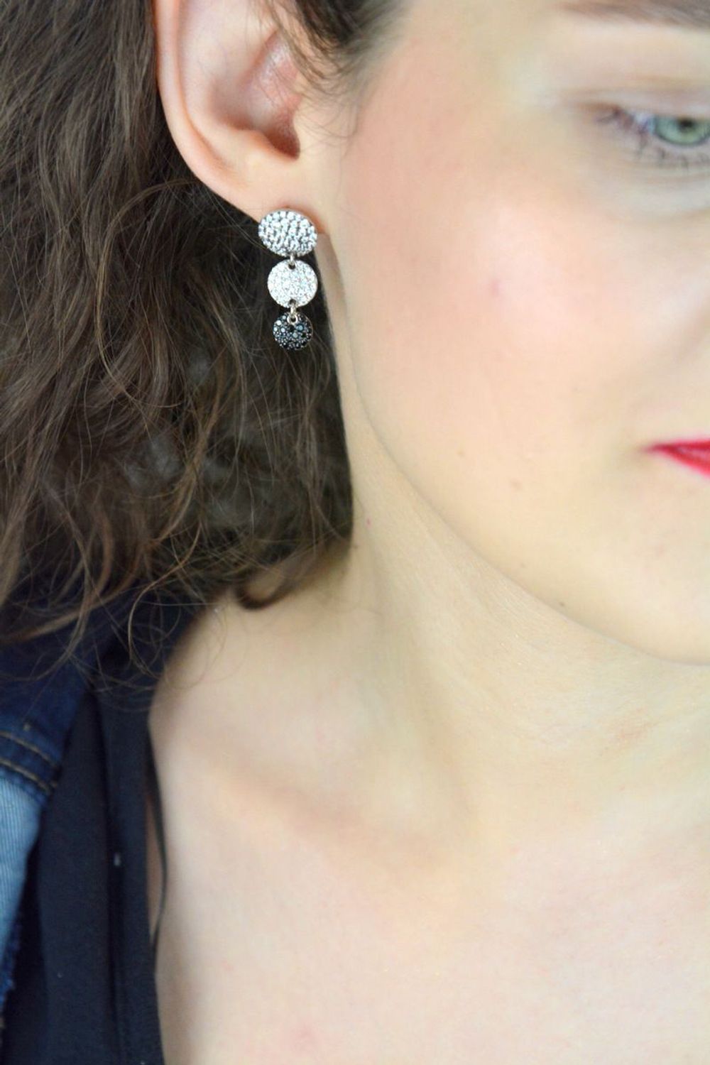 Odkryj kolczyki damskie wiszące ze srebra próby 925 z trzema cyrkoniowymi elementami. Model KBY1160125 – elegancja, blask i jakość w jednym. Idealne na prezent lub wyjątkowe okazje.1.jpg