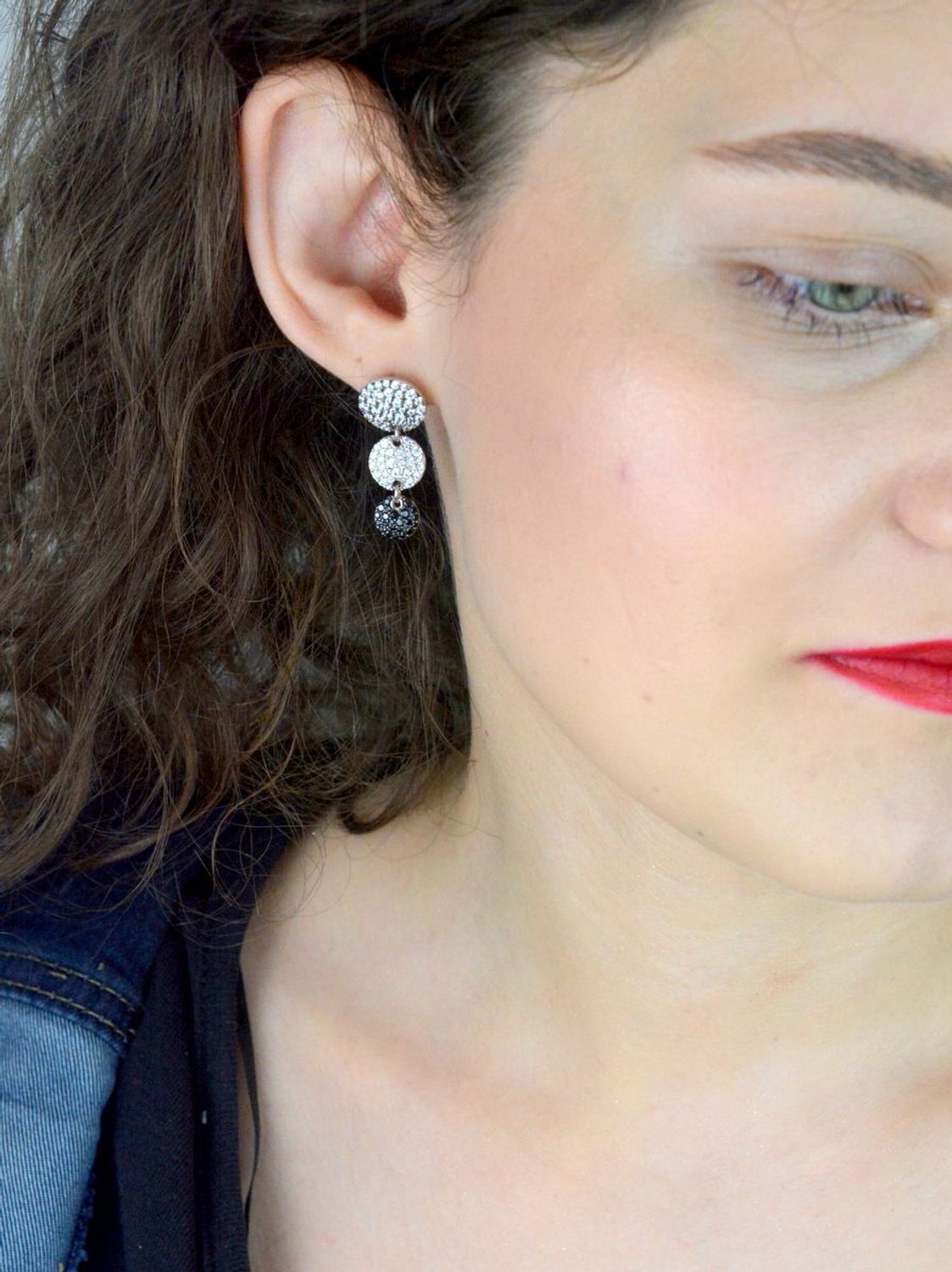 Odkryj kolczyki damskie wiszące ze srebra próby 925 z trzema cyrkoniowymi elementami. Model KBY1160125 – elegancja, blask i jakość w jednym. Idealne na prezent lub wyjątkowe okazje.1.jpg