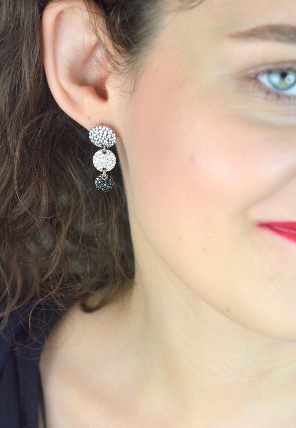 Odkryj kolczyki damskie wiszące ze srebra próby 925 z trzema cyrkoniowymi elementami. Model KBY1160125 – elegancja, blask i jakość w jednym. Idealne na prezent lub wyjątkowe okazje.1.jpg