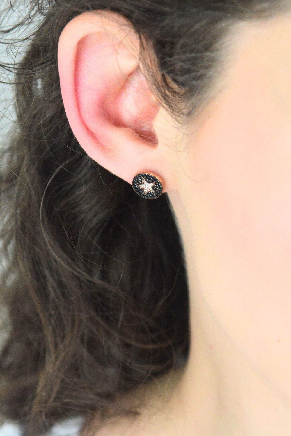 Eleganckie pozłacane kolczyki ze srebra próby 925 z czarną cyrkonią i gwiazdą z białych cyrkonii. Uniwersalny i efektowny dodatek do codziennych i wieczorowych stylizacji.1.jpg