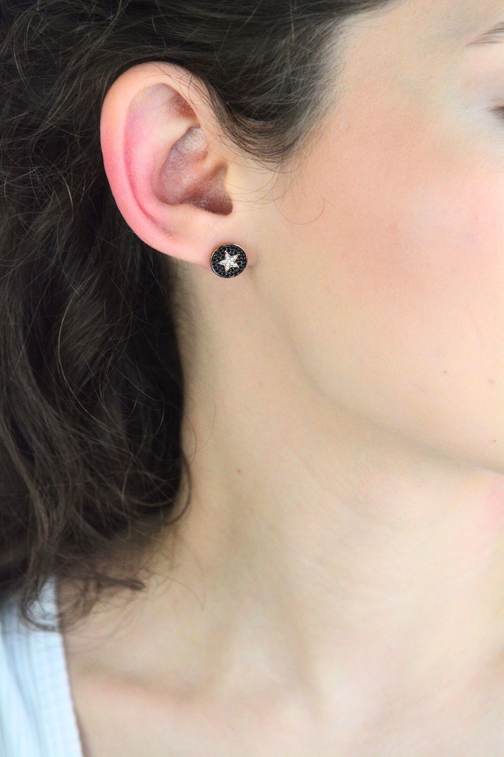 Eleganckie pozłacane kolczyki ze srebra próby 925 z czarną cyrkonią i gwiazdą z białych cyrkonii. Uniwersalny i efektowny dodatek do codziennych i wieczorowych stylizacji.1.jpg