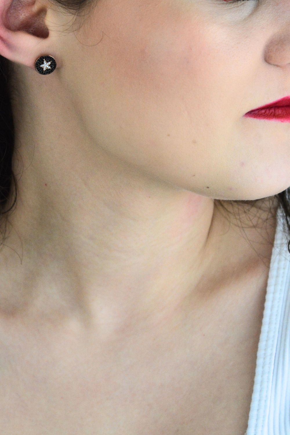 Eleganckie pozłacane kolczyki ze srebra próby 925 z czarną cyrkonią i gwiazdą z białych cyrkonii. Uniwersalny i efektowny dodatek do codziennych i wieczorowych stylizacji.1.jpg