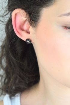 Pozłacane kolczyki ze srebra 925 z cyrkoniami – elegancja z kosmicznym akcentem (1).jpg