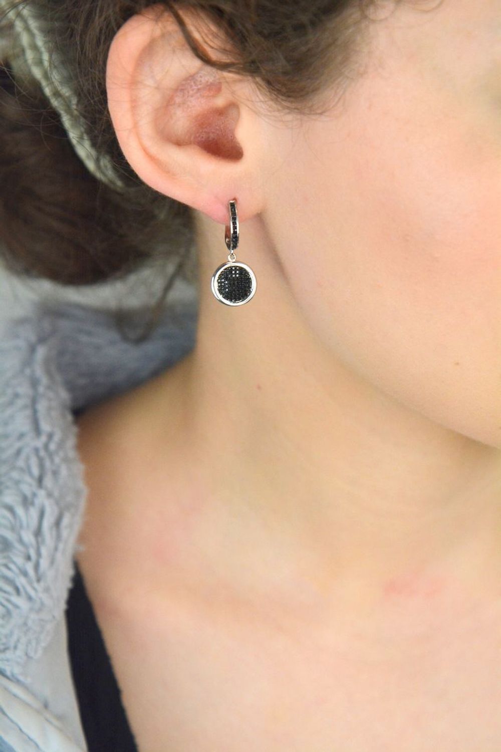 Srebrne kolczyki z czarnymi cyrkoniami  Pr. 925  Angielskie zapięcie  Srebrne kolczyki próby 925 z okrągłą, wiszącą zawieszką wysadzaną czarnymi cyrkoniami. Długość 2,7 cm, waga 4,70 g, 1.jpg