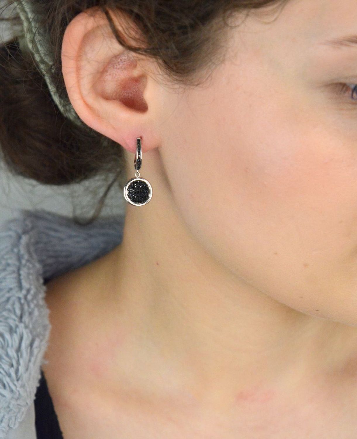 Srebrne kolczyki z czarnymi cyrkoniami  Pr. 925  Angielskie zapięcie  Srebrne kolczyki próby 925 z okrągłą, wiszącą zawieszką wysadzaną czarnymi cyrkoniami. Długość 2,7 cm, waga 4,70 g, 1.jpg