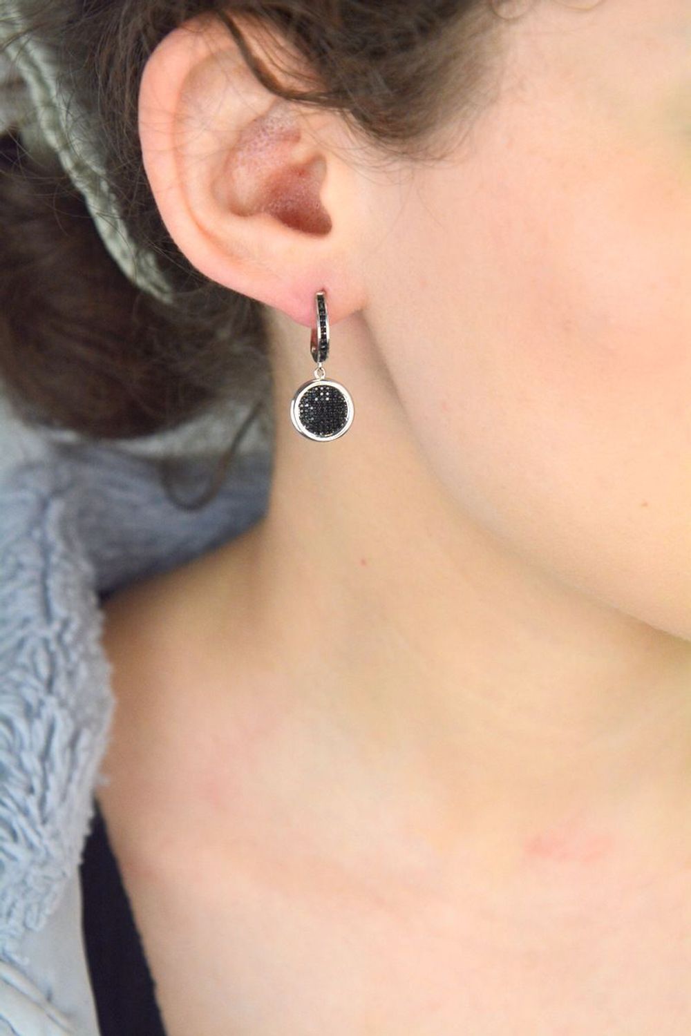 Srebrne kolczyki z czarnymi cyrkoniami  Pr. 925  Angielskie zapięcie  Srebrne kolczyki próby 925 z okrągłą, wiszącą zawieszką wysadzaną czarnymi cyrkoniami. Długość 2,7 cm, waga 4,70 g, 1.jpg