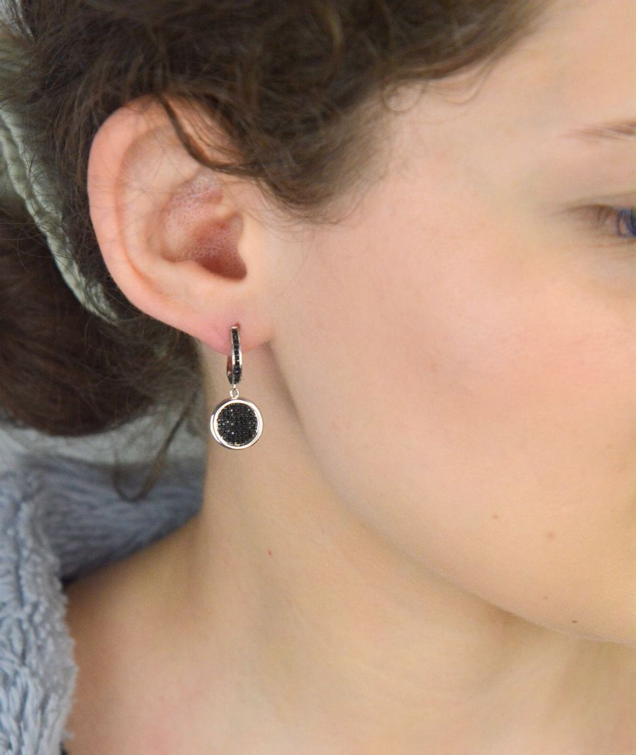 Srebrne kolczyki z czarnymi cyrkoniami  Pr. 925  Angielskie zapięcie  Srebrne kolczyki próby 925 z okrągłą, wiszącą zawieszką wysadzaną czarnymi cyrkoniami. Długość 2,7 cm, waga 4,70 g, 1.jpg