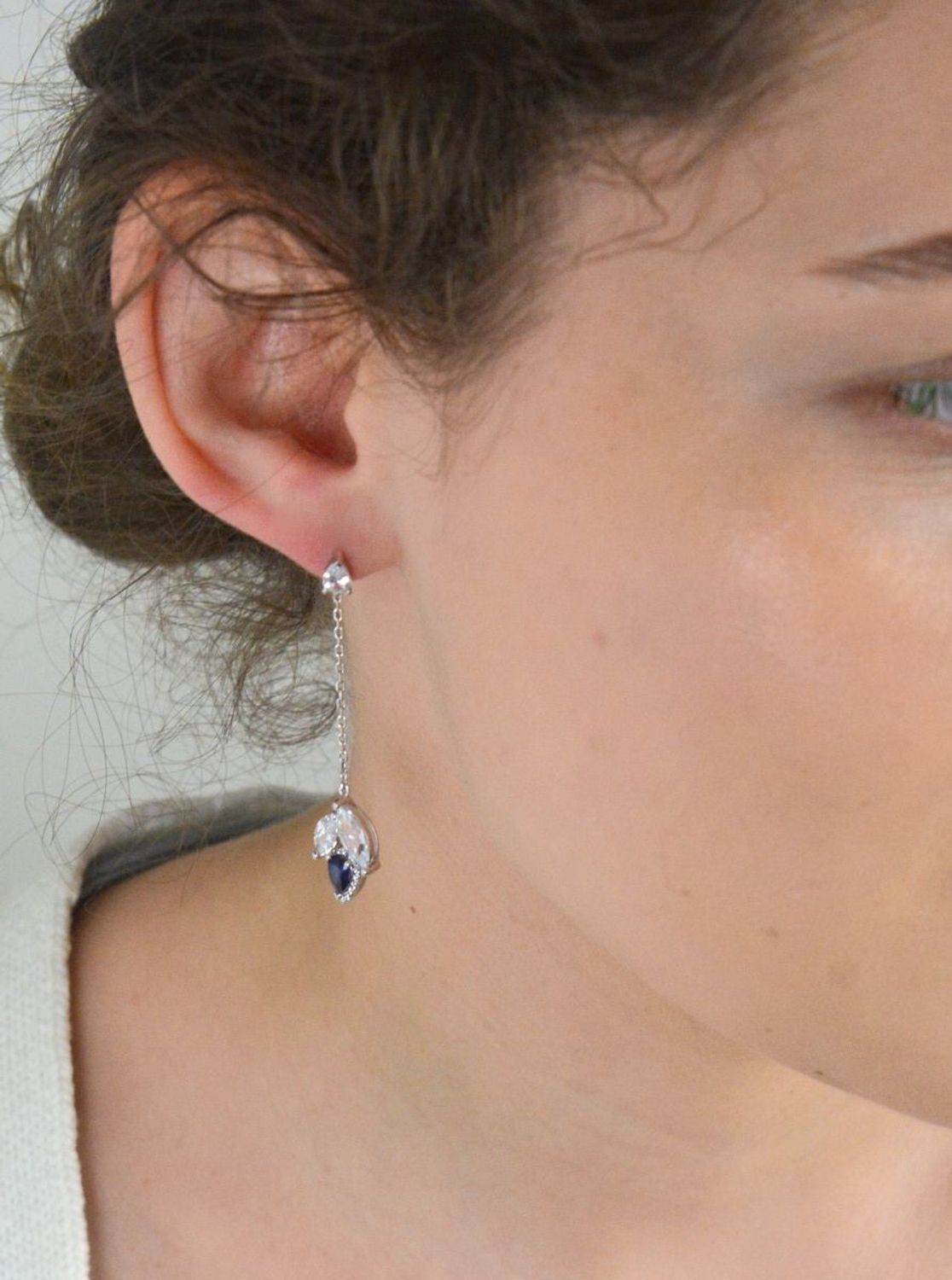 Kolczyki srebrne 925 wiszące z białą i granatową cyrkonią KBY204102 Ag.jpg