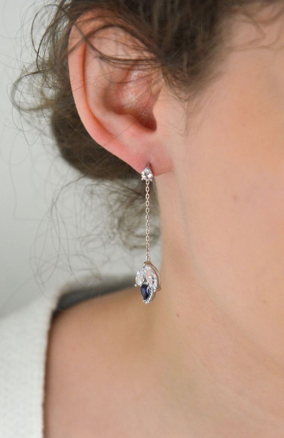 Kolczyki srebrne 925 wiszące z białą i granatową cyrkonią KBY204102 Ag.jpg