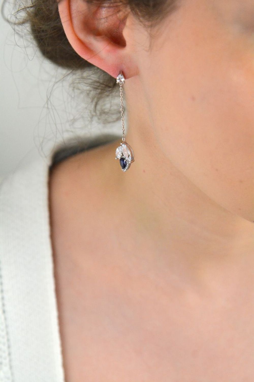 Kolczyki srebrne 925 wiszące z białą i granatową cyrkonią KBY204102 Ag.jpg