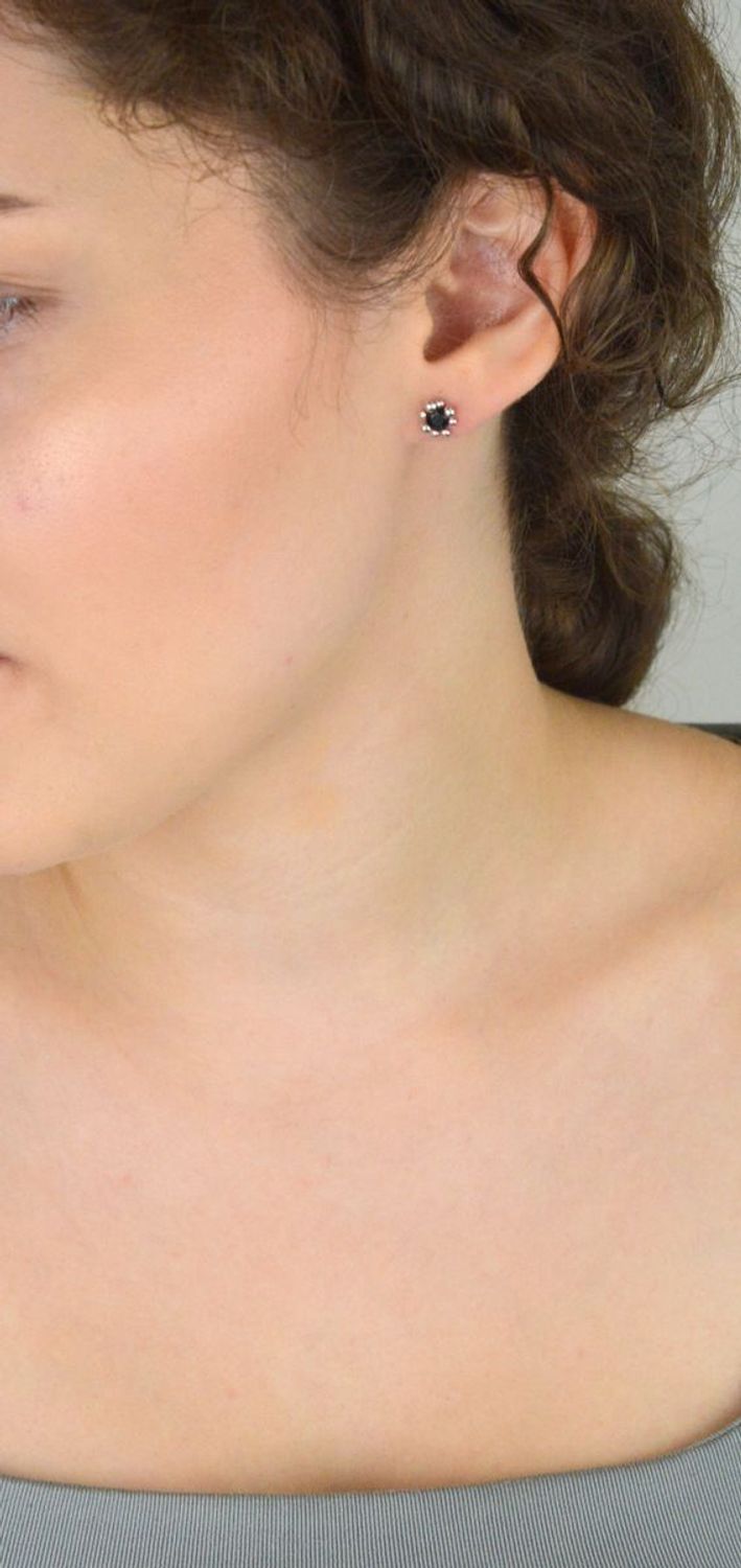 Kolczyki srebrne próby 925 – model KVI294026. Ozdobione czarną cyrkonią o średnicy 7 mm, zapięcie na sztyft. Elegancja z charakterem – idealne na co dzień i na wieczór.1.jpg