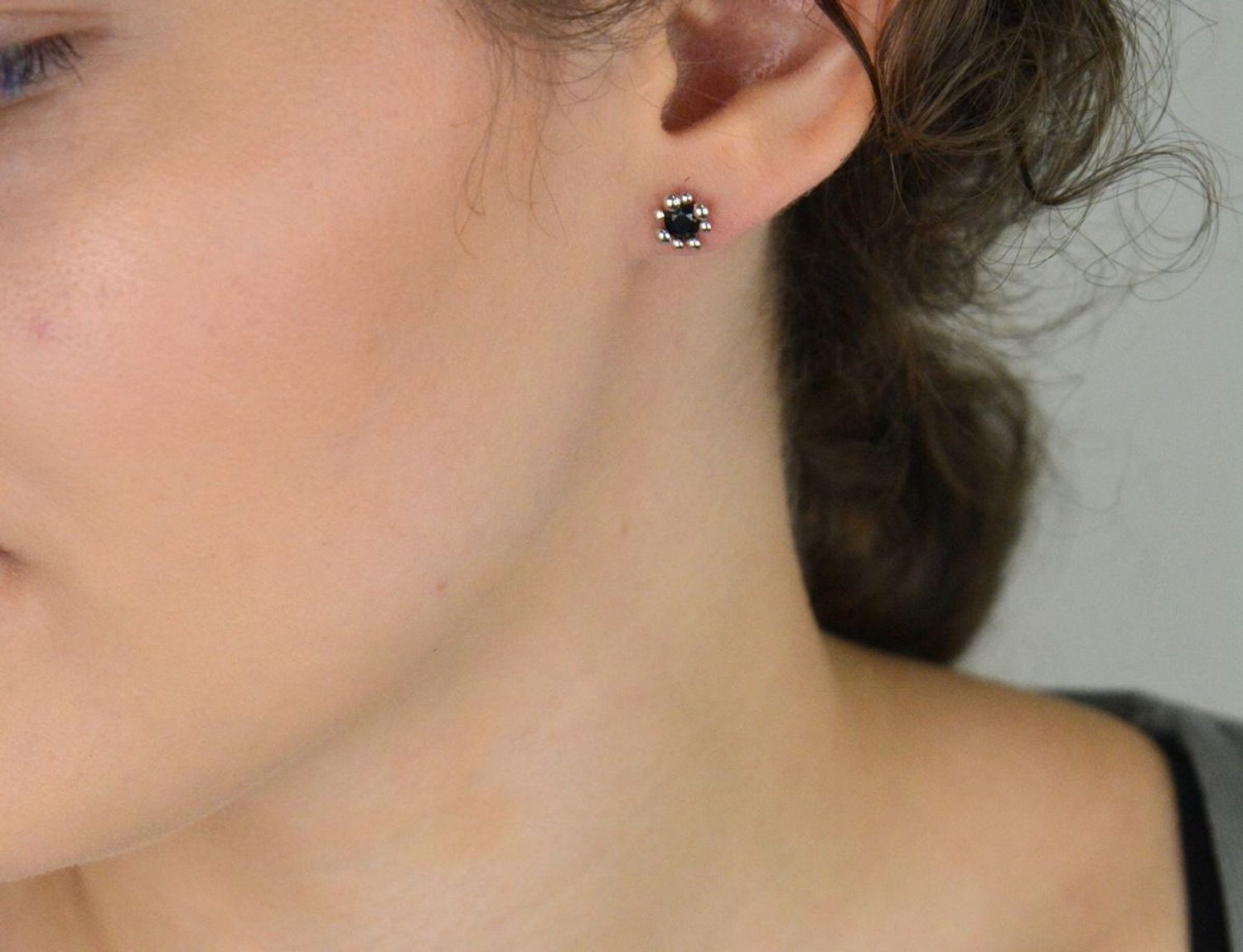 Kolczyki srebrne próby 925 – model KVI294026. Ozdobione czarną cyrkonią o średnicy 7 mm, zapięcie na sztyft. Elegancja z charakterem – idealne na co dzień i na wieczór.1.jpg