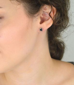 Kolczyki srebrne próby 925 – model KVI294026. Ozdobione czarną cyrkonią o średnicy 7 mm, zapięcie na sztyft. Elegancja z charakterem – idealne na co dzień i na wieczór (2).JPG