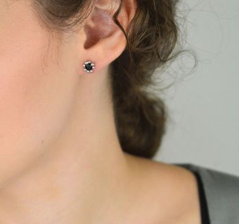 Kolczyki srebrne próby 925 – model KVI294026. Ozdobione czarną cyrkonią o średnicy 7 mm, zapięcie na sztyft. Elegancja z charakterem – idealne na co dzień i na wieczór (3).JPG
