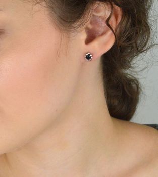 Kolczyki srebrne próby 925 – model KVI294026. Ozdobione czarną cyrkonią o średnicy 7 mm, zapięcie na sztyft. Elegancja z charakterem – idealne na co dzień i na wieczór (4).JPG