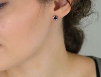 Kolczyki srebrne próby 925 – model KVI294026. Ozdobione czarną cyrkonią o średnicy 7 mm, zapięcie na sztyft. Elegancja z charakterem – idealne na co dzień i na wieczór (5).JPG