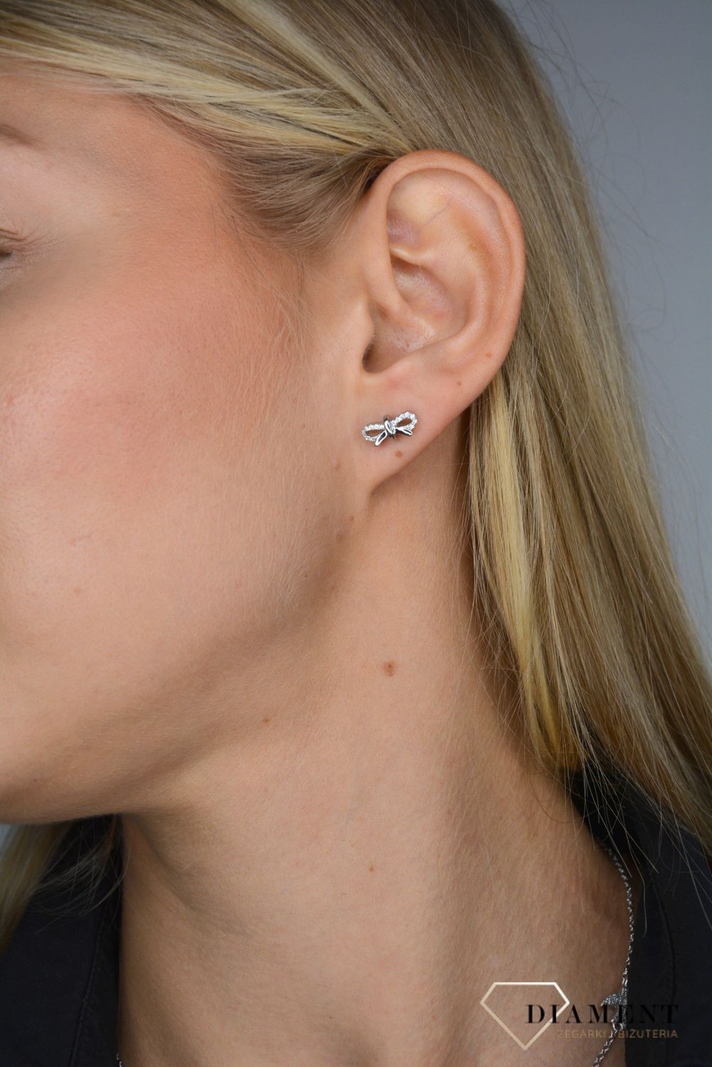 Srebrne kolczyki kokardki biała cyrkonia KVI306034.jpg
