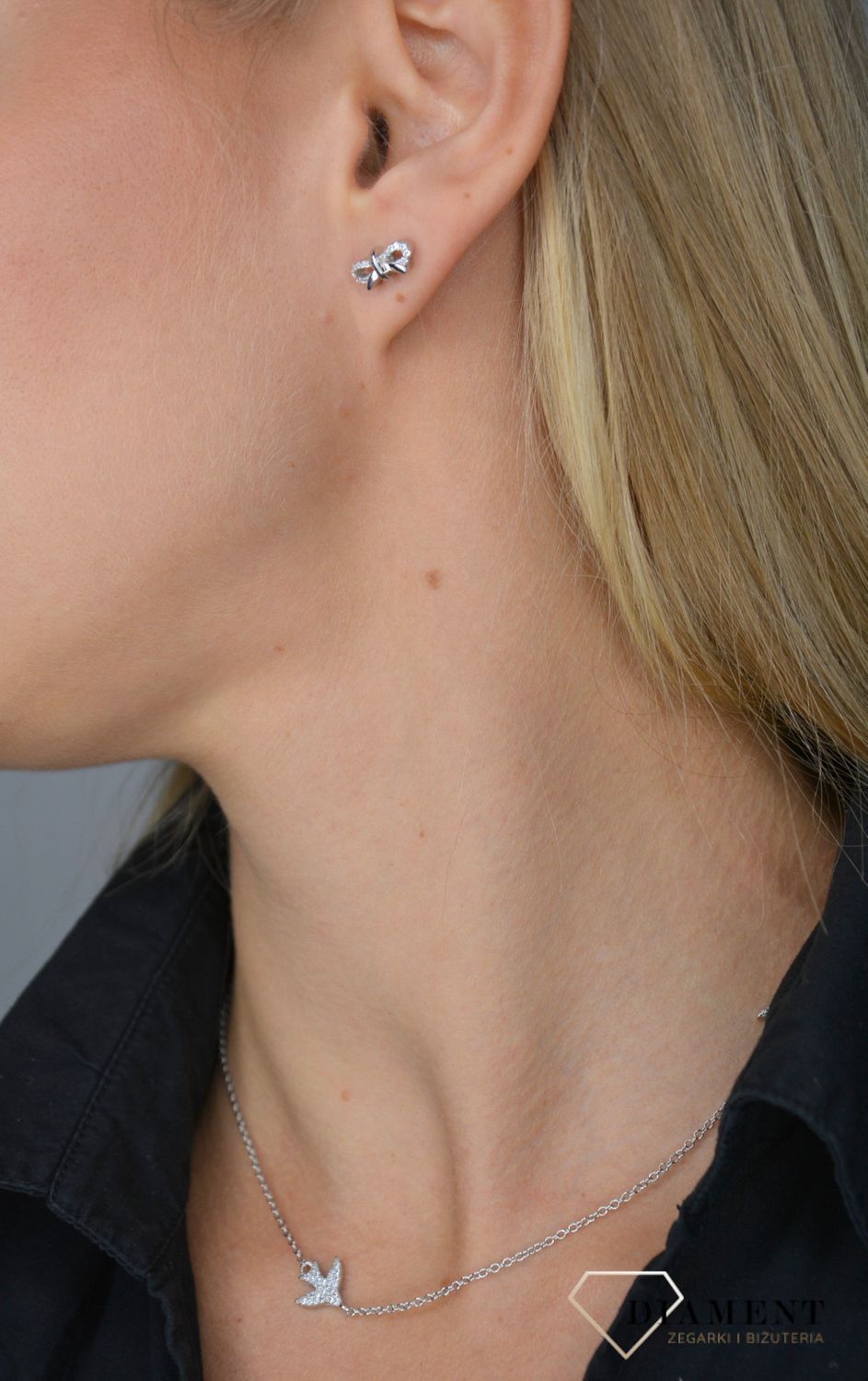 Srebrne kolczyki kokardki biała cyrkonia KVI306034.jpg