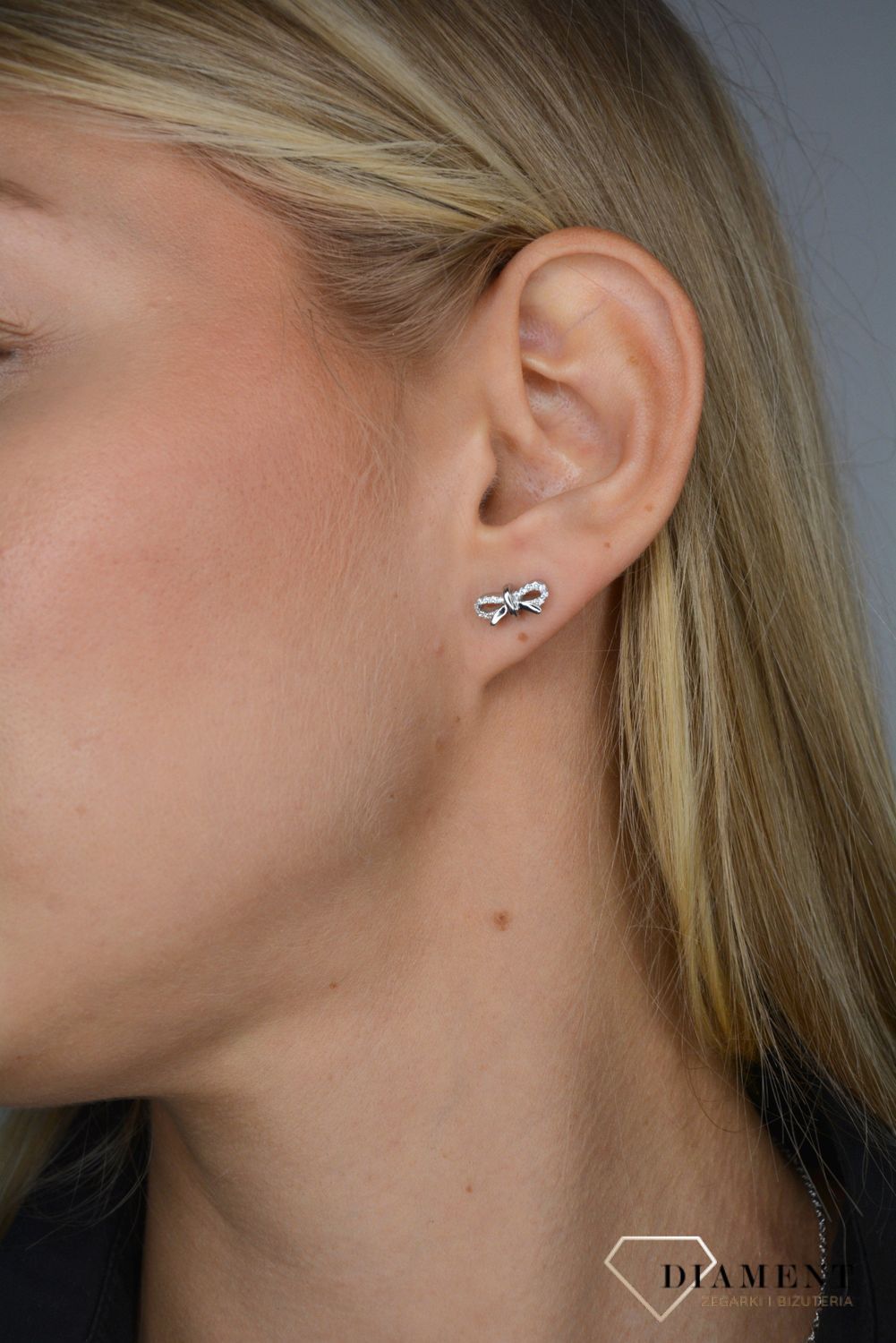 Srebrne kolczyki kokardki biała cyrkonia KVI306034.jpg