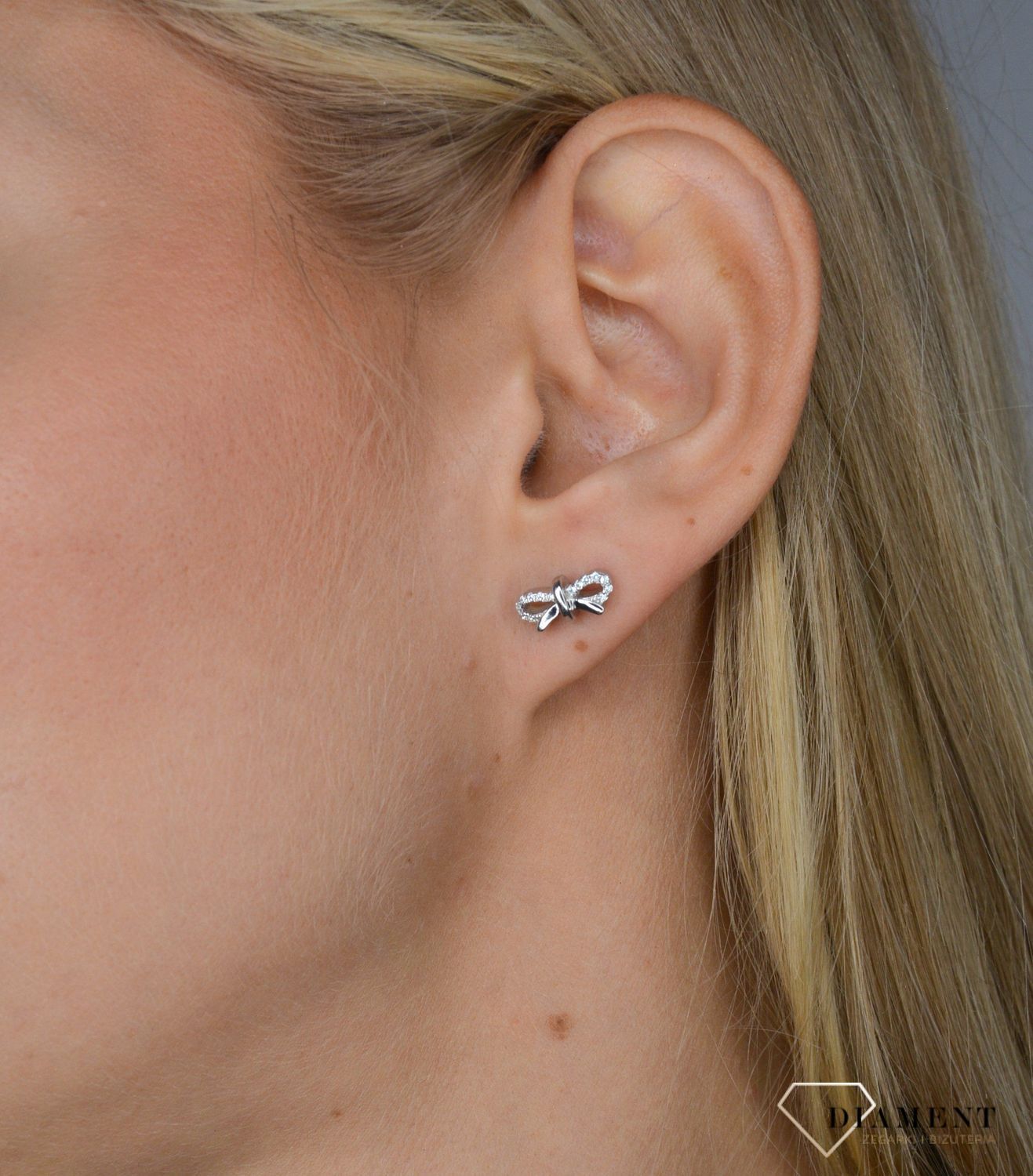 Srebrne kolczyki kokardki biała cyrkonia KVI306034.jpg